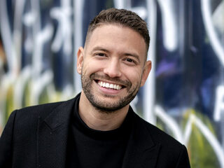 Rolf Sanchez zorgt voor tranen bij zijn vader met emotioneel nummer