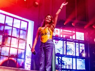 Emotionele Roxy Dekker speelt Paradiso plat