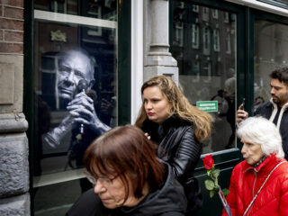 Een laatste groet; fans nemen afscheid van Rob de Nijs