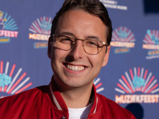 Chris Bauer deelt fragment van bijzonder optreden: "Als klein mannetje nooit verwacht"