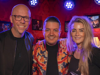 Marco Schuitmaker zingt 'Schaam je voor je tranen niet' LIVE in de ochtendshow