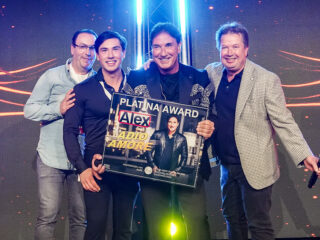 Dubbel feest voor Alex: jubileum én platina award