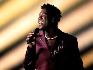 Claude met 'C'est la vie' door naar de finale van het Songfestival