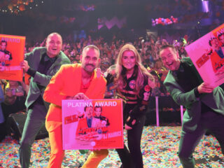 Het Feestteam ontvangt platina award voor ‘Shirt uit & zwaaien’