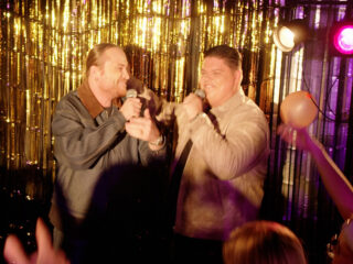 Welke BN'ers zitten er allemaal in de partytent van Justen de Wildt en Donnie?