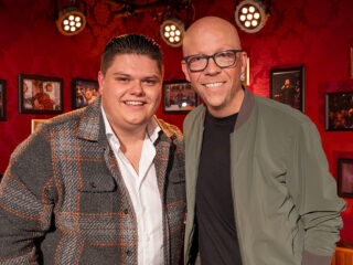 Zien: Justen de Wildt zingt 'Lang leve de lol' LIVE op Sterren NL Radio!