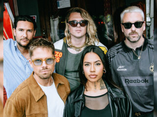 'Ze komt uit Amsterdam' van Kris Kross Amsterdam, André Hazes en Tabitha op #1 in de Top 25