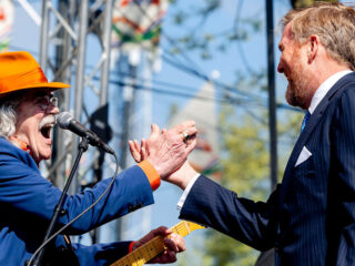 Zien: de koning zingt 'Oerend hard' van Normaal van A tot Z mee!