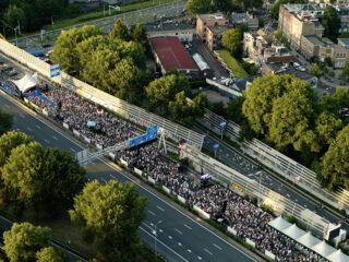ZIEN: het Muziekfeest op de Ring A10 vanuit de lucht!