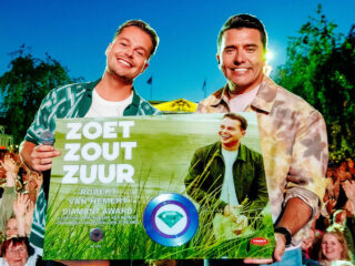 Robert van Hemert verrast met diamanten award voor 'Zoet, zout, zuur'