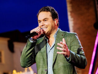 Henk Dissel ontvangt dubbel platina award voor ‘Een bom’