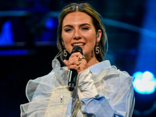 Zangeres Maan samen met Jostiband te zien op bevrijdingsfestivals