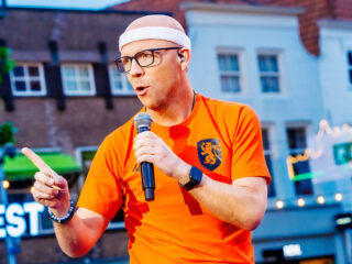 Zien: Marcel de Vries zingt 'Koeman Koeman' LIVE op het Muziekfeest op het Plein!