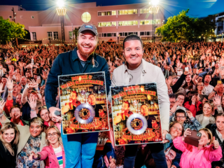 Marco Schuitmaker en Donnie een ontvangen platina award voor 'Hier mag alles'