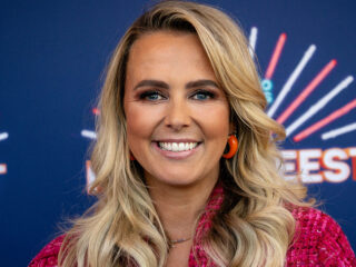 Monique Smit geeft een lesje Volendams: hoe spreek je 'Likke Pêhp' nou eigenlijk uit?