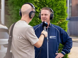Marcel haalt het stemlijstje op bij luisteraar Dennis in Noordwijkerhout