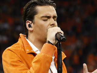 Yves Berendse zingt tijdens Nederland-Duitsland het volkslied
