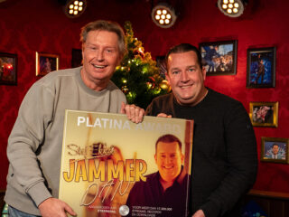 Stef Ekkel verrast Jan Paparazzi en Sterren NL met platina plaat