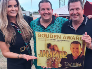 Stef Ekkel verrast met gouden plaat voor 'Jammer dan'