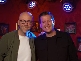 Sven Versteeg: ''Mijn vriendin sprak de Spaanse intro van 'Baas van het café' in