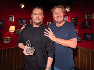 Luister de Jan Paparazzi Show met Tino Martin terug