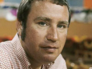 Half zeven, half zacht: Tony Bass met het nummer 'Gina Lollobrigida'