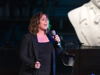 Trijntje Oosterhuis eert Henny Vrienten met een theatertour