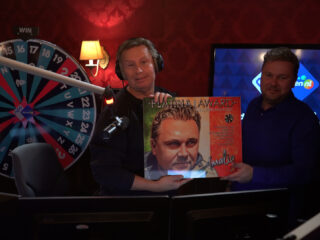 Wesly Bronkhorst geeft platina award aan Sterren NL voor 'Amalia'