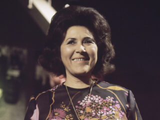 Half zes, half zacht: Zangeres Zonder Naam met 'Het Parelsnoer'