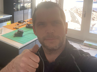 Sander is de bouwvakker van de dag en wint een DAB+ radio