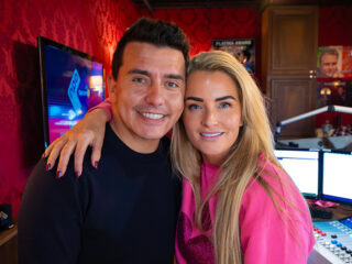 ZIEN: Jan Smit vraagt Emilie om 'Happy new year' samen te zingen tijdens het Muziekfeest van het Jaar