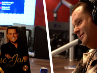 John West ontvangt Gouden Award voor Ome Jan