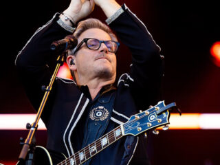 Guus Meeuwis voor het laatst op het podium in het Philips Stadion