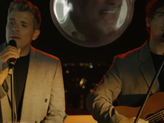 Groots eerbetoon door Nielson & Jaap op het dak van Carré