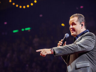 John West vraagt zijn Marina ten huwelijk tijdens concert