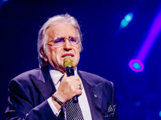 Lee Towers breekt zijn heup en moet revalideren