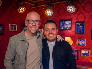 Marco Schuitmaker zingt zijn nieuwe single in de ochtendshow: "Ander geluid dan gewend"