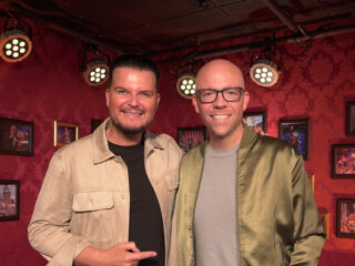 Wat kan deze man zingen! Bekijk het optreden van Mike Peterson