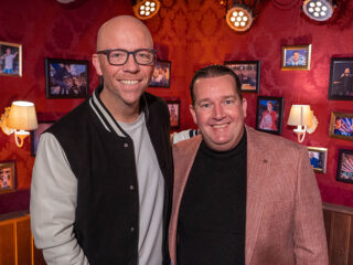 Stef Ekkel zingt live zijn nieuwe single 'Een druppeltje geluk'