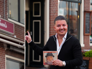 Dit is het kleine café aan de haven van Vader Abraham