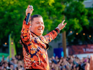 Bekijk hier alle optredens van het Muziekfeest van Oranje