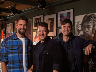 Nick, Simon en Kees op zoek naar The Beatles