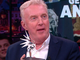 André van Duin ontvangt Televizier-Ster uit handen van Jinek