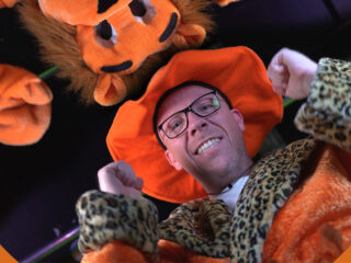 Luister hier naar 'Koeman Koeman' van Marcel & de Sterrenclub