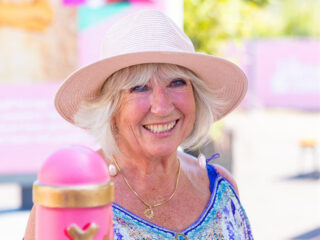 Willeke Alberti ontvangt erecadeau: Het Amsterdammertje