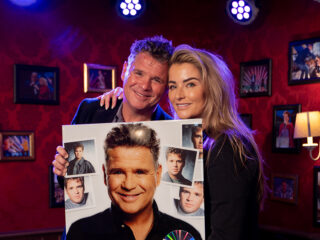 Wolter Kroes krijgt award uitgereikt voor zijn album 'Eindeloos'