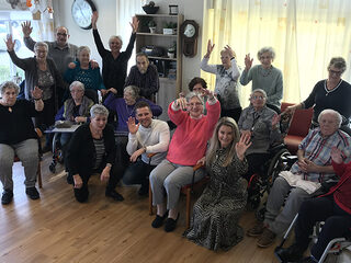 Wesley Klein en Emilie zingen nostalgische liedjes met ouderen // Sterren met een Missie