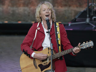 Jelle B hangt de gitaar aan de wilgen