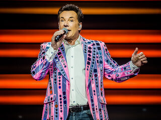 Gerard Joling wordt levend standbeeld