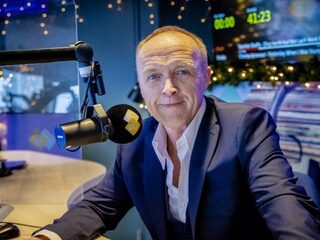 Stef Bos geeft intiem livestream concert